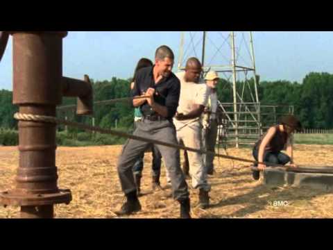 The Walking Dead S02E04 (Glenn in a well)