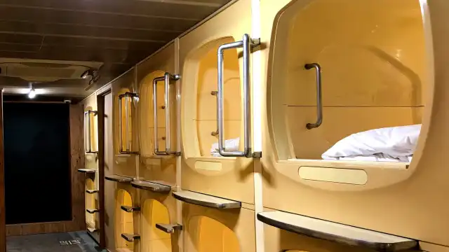 japan capsule hotel