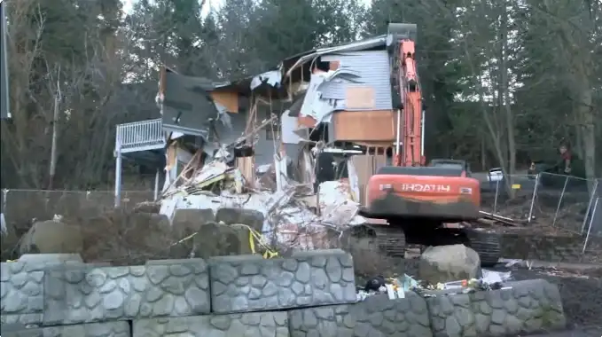 Demolition of 1122 King Road
