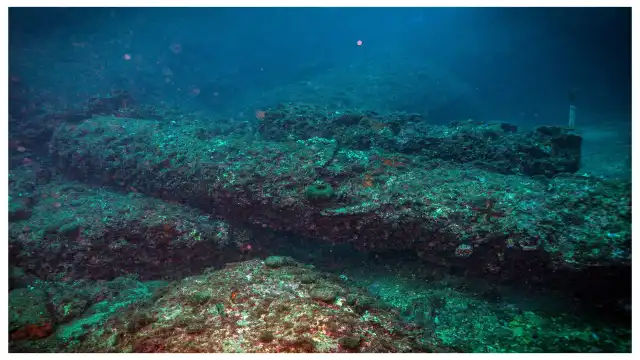 Roman amphorae resting
