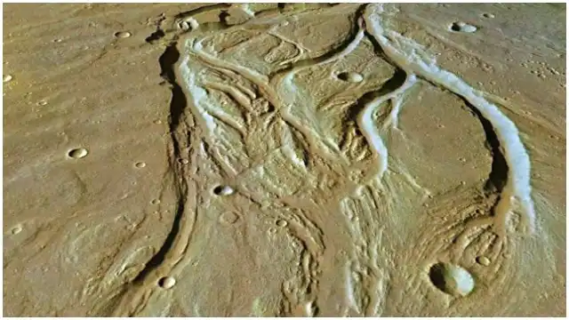 Ancient river channels etched into the Martian surface